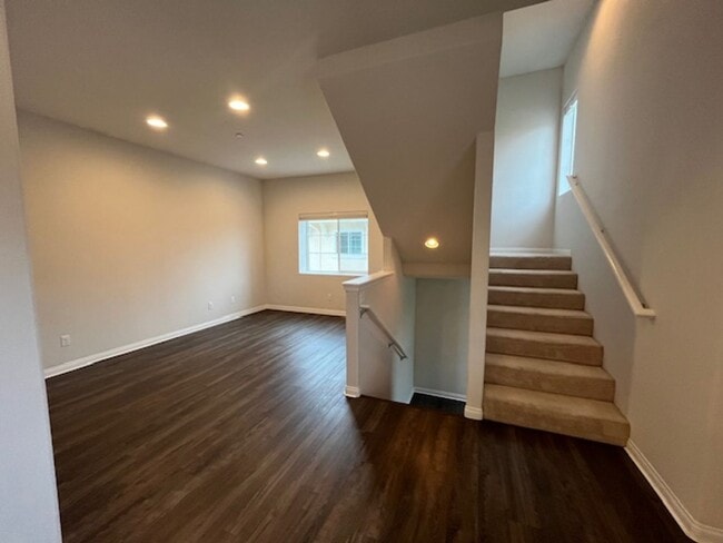 Building Photo - 877 Humbert Ave