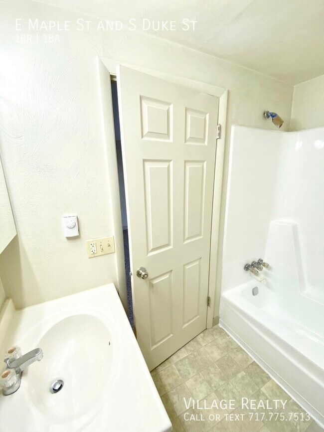 Building Photo - 461 E Maple St