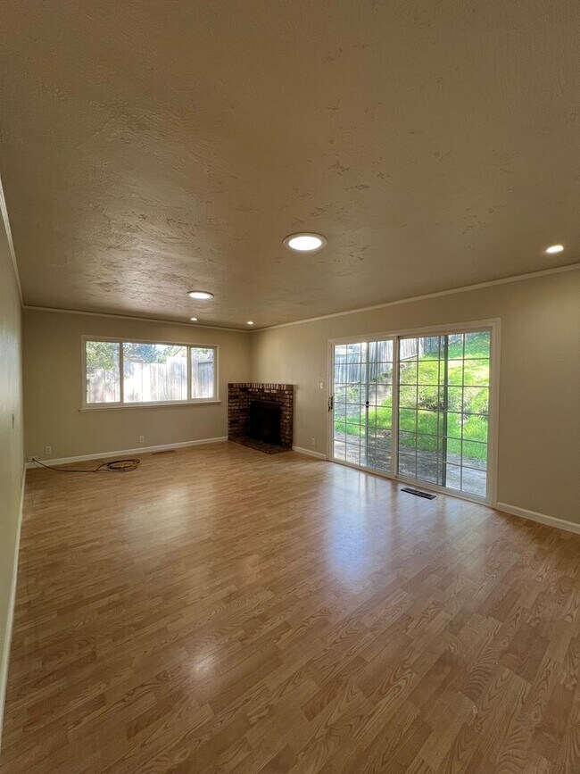 Building Photo - Charming 3bd / 2ba Long-Term Rental