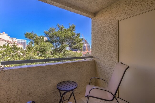 Building Photo - 260 E Flamingo Rd