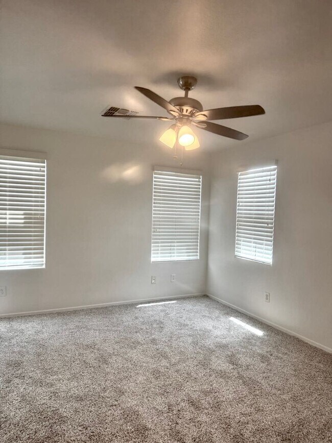 Building Photo - Exquisite 4 bd/2.5 bath home in Albany Village