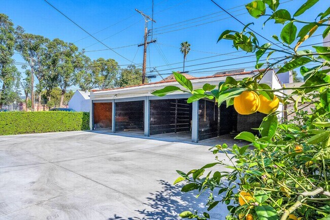 Building Photo - Sunning unit walking distance to shops on Fairfax