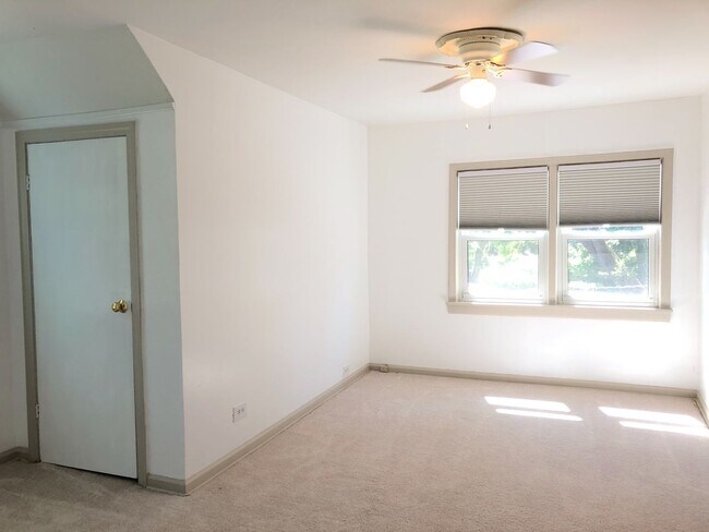 Building Photo - Well Maintained 3Bed/2Bath Single Family HUGE Backyard!