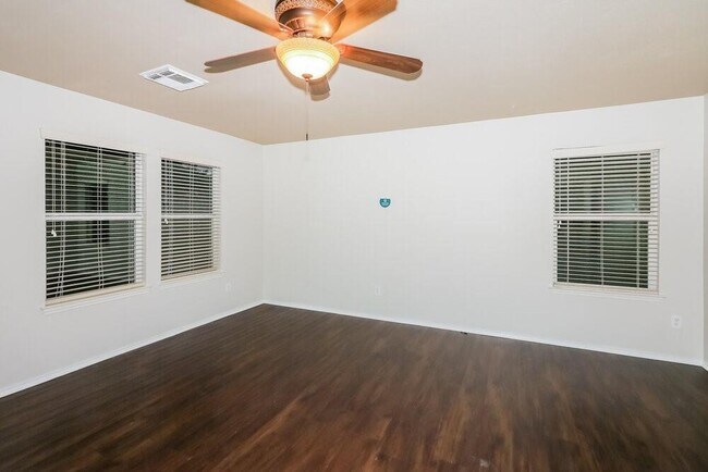 Building Photo - 5027 Oak Briar Ln