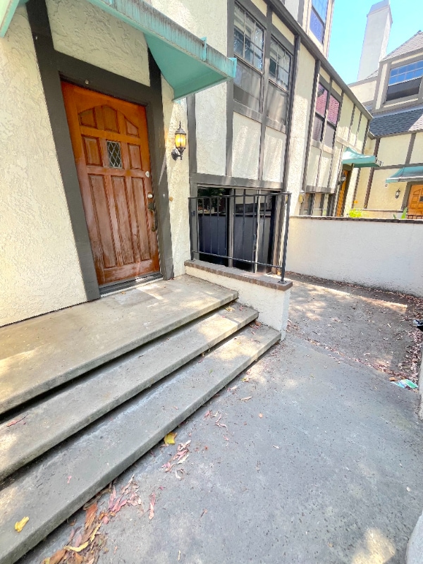 Building Photo - 111 E Rosewood Ct