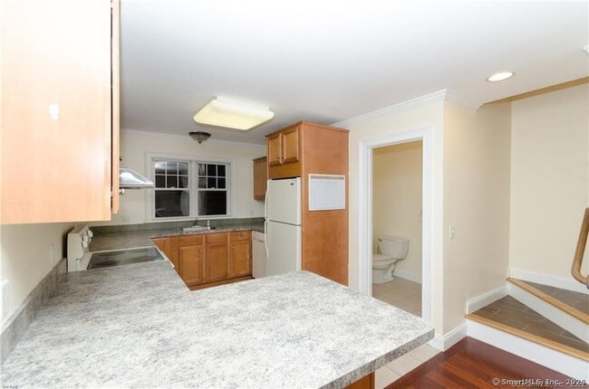 Building Photo - 527 W Thames St