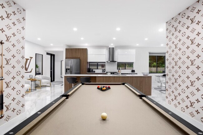 Building Photo - 826 SW 14th Ct