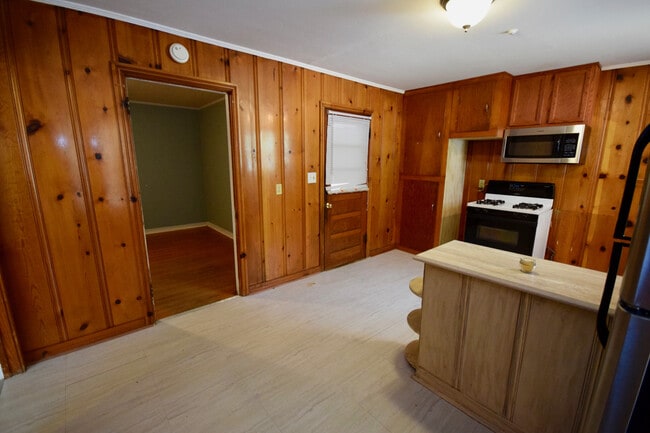Building Photo - Spacious Home with lots of updates