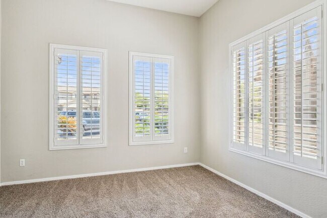 Building Photo - Beautiful 5 Bedroom 3 Bath home