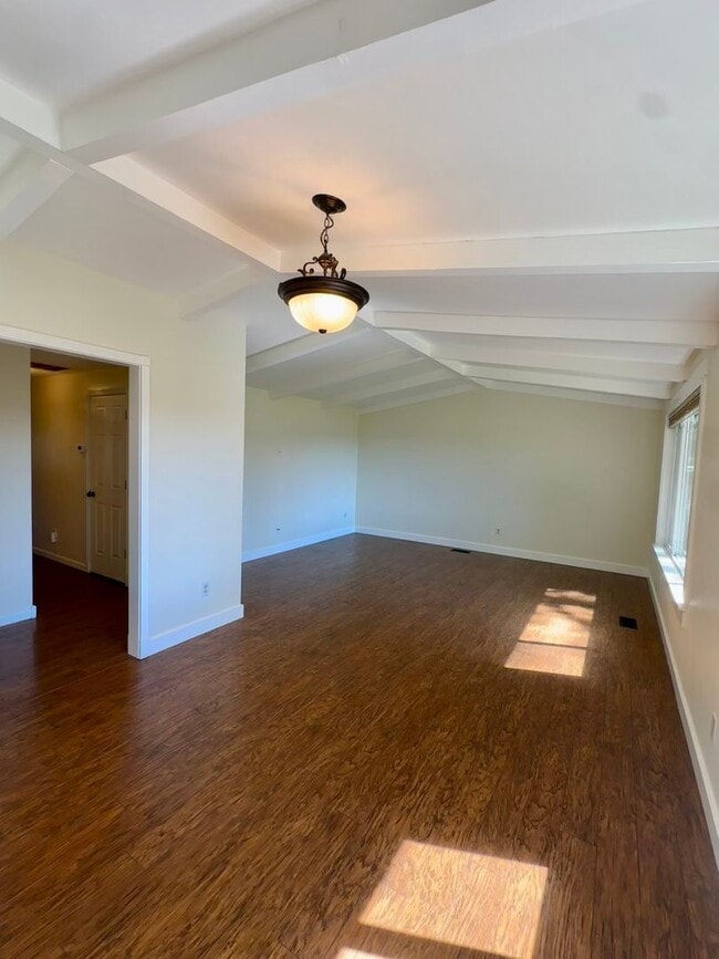 Building Photo - 3 Bed | 2 Bath | 1.17 Acres | Single-Level Home | Mountain Views