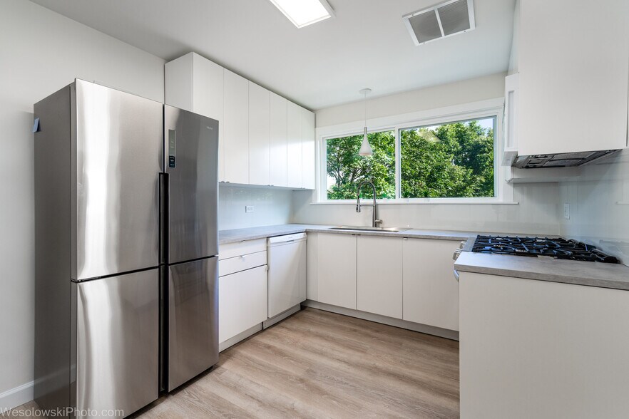 Fully furnished 1 or 2bd, parking, balcony, AC, Laundry - 9003 Bronx Ave