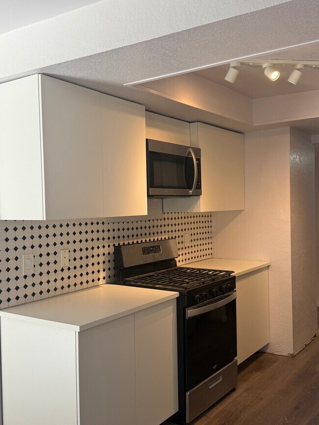 Kitchen - 400 N Sunrise Way
