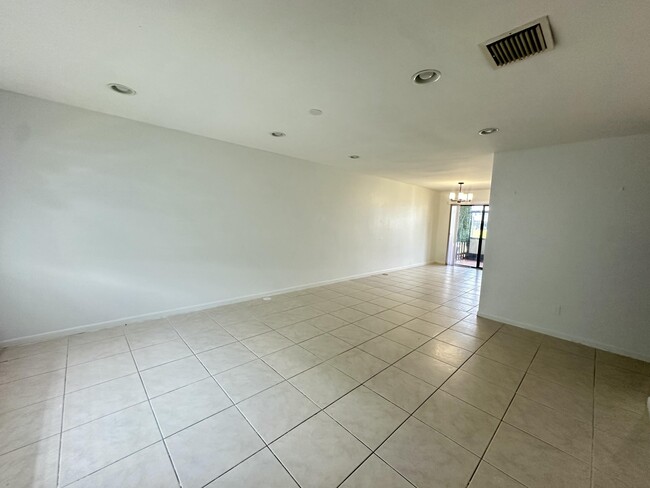 Building Photo - 2404 Seaside Dr