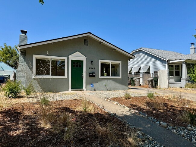 Building Photo - Adorable Newley Remodeled Home Available N...