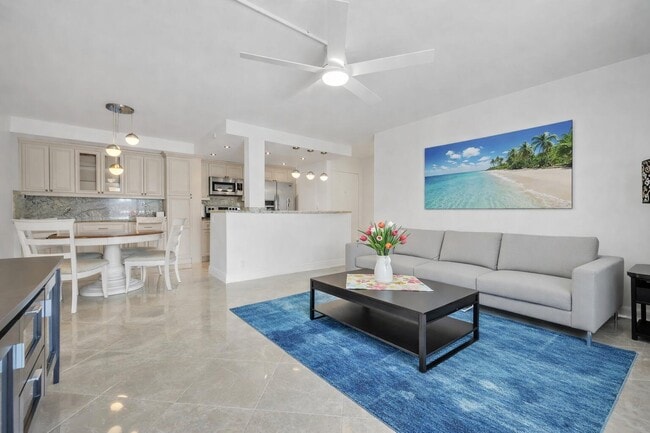 Building Photo - 720 Bayshore Dr