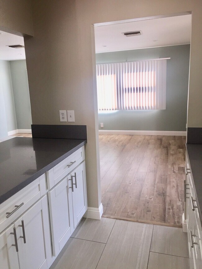 Building Photo - Glendale Hills traditional with fabulous views