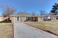 Building Photo - 2817 Rio Vista Rd
