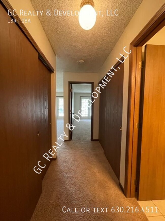 Building Photo - ***DOWNTOWN ELK GROVE VILLAGE - 1 BDRM CON...