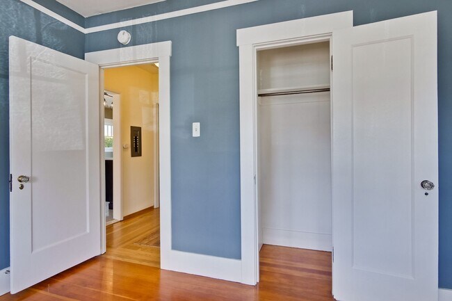 Building Photo - Updated Bungalow located in Downtown Redwood City & 15 miles from SF International Airport
