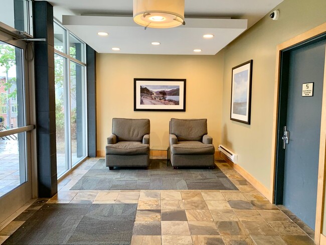 Building Photo - Stylish Lower Queen Anne 1-Bedroom Condo w...