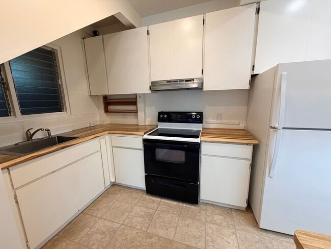 Building Photo - Spacious 2 Bedroom / 2 Bathroom Pet-Friendly Home in Moanalua Valley