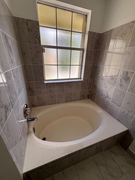 Building Photo - 1060 SW 111th Way