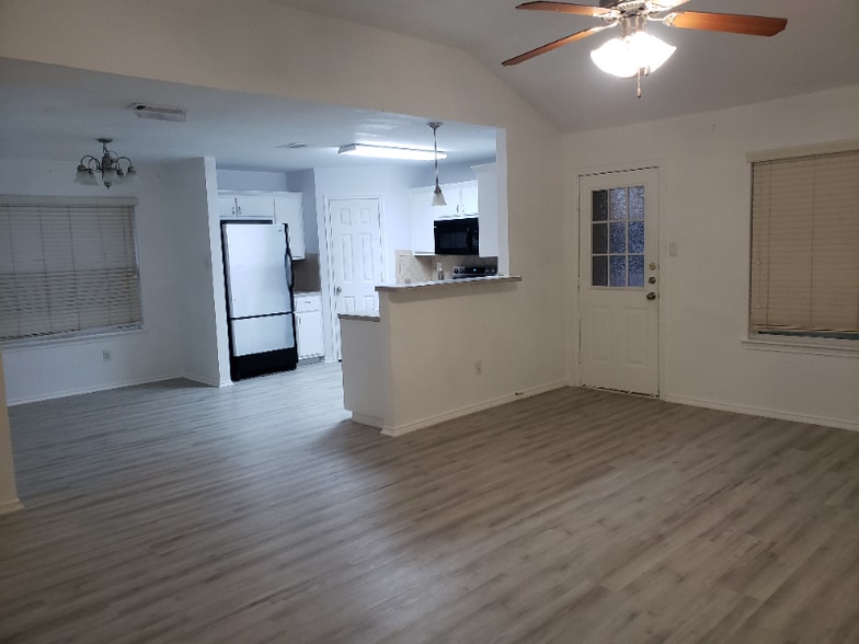 Building Photo - 1121 Dixon Cir