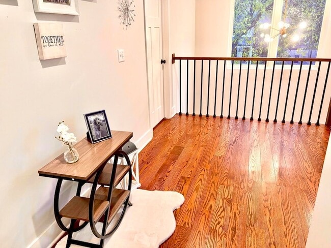 Building Photo - 718 N Alexander Ave