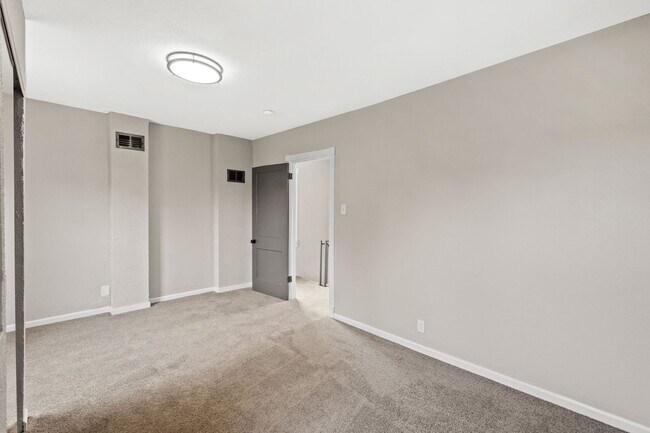 Building Photo - Stunning 2 bedroom home in Carrick availab...