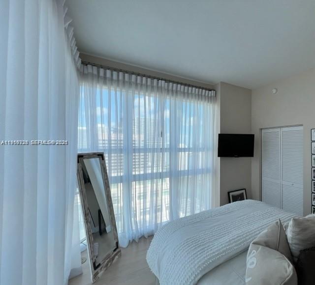 Building Photo - 950 Brickell Bay Dr