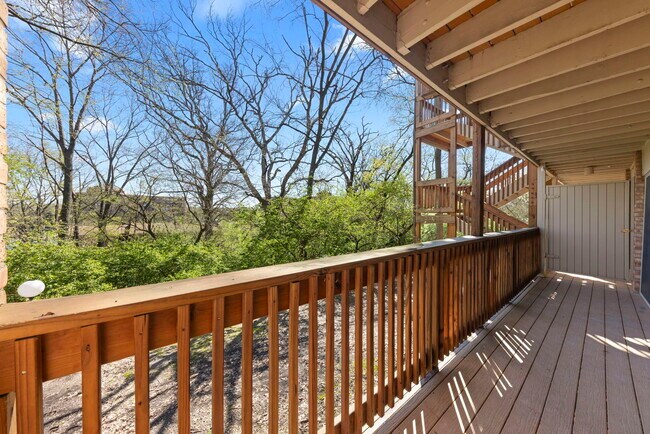 Building Photo - 5821 Oakwood Dr