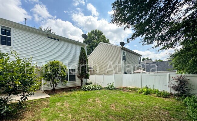 Building Photo - Fenced in Backyard! Bring your PETS!