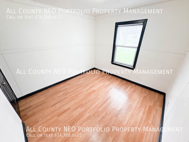 Building Photo - 857 S Waverly St