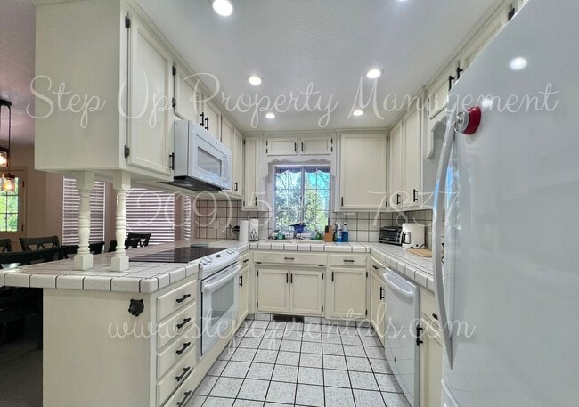 Building Photo - Charming 3-Bedroom Retreat in Gated Grovel...