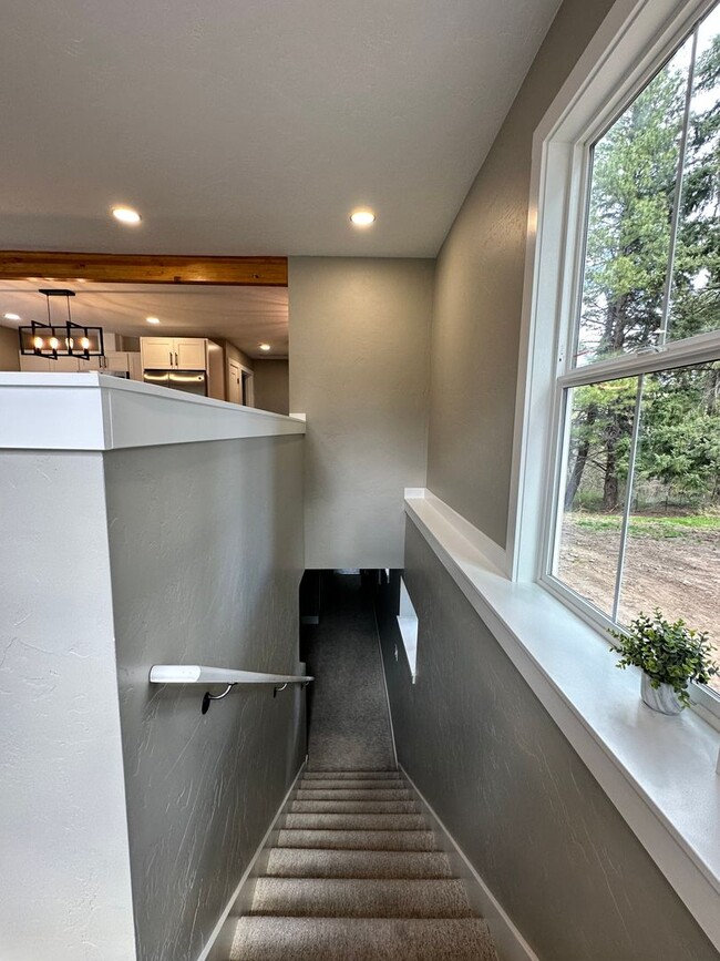 Building Photo - Gorgeous PET FRIENDLY fully remodeled house