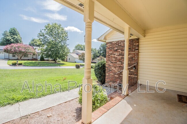 Building Photo - 102 Ticonderoga Dr