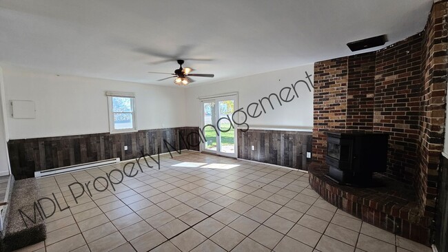 Building Photo - Beautiful 3 bed 1.5 bath home with Pole Ba...