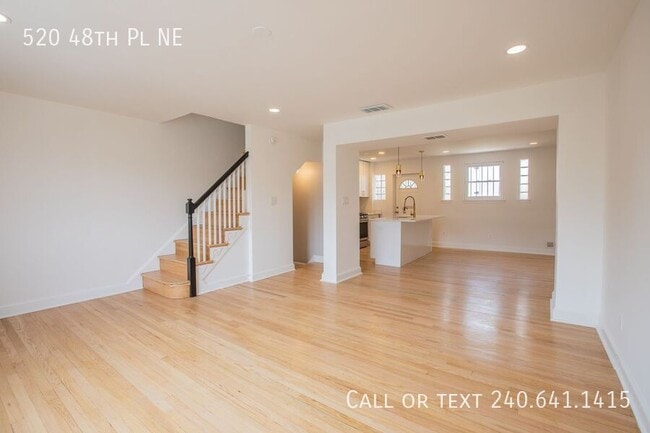 Building Photo - 520 48th Pl NE