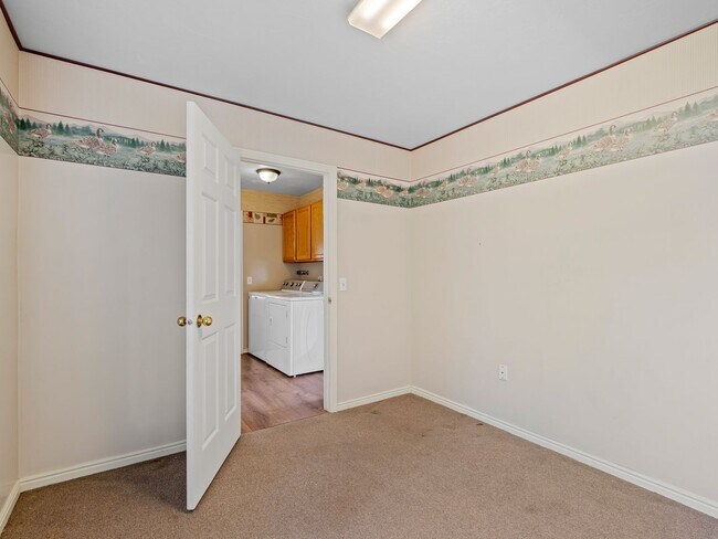 Building Photo - Spacious 5-Bedroom Home for Rent in Sandy, UT