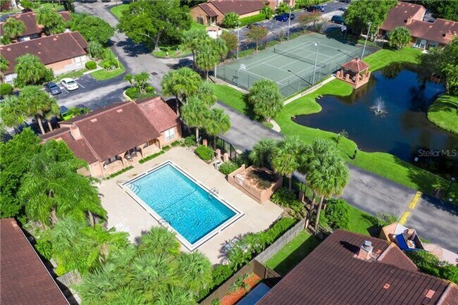 Building Photo - Beautiful Remodeled First Floor 2/2 Condo ...