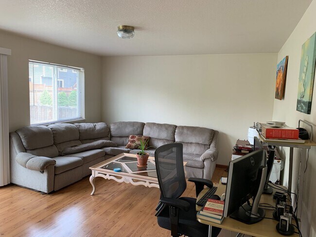 Building Photo - Beautiful 4 Bedroom 2.5 Bathroom Home