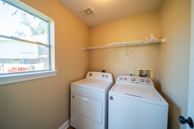 Building Photo - 10723 Scenic Dr