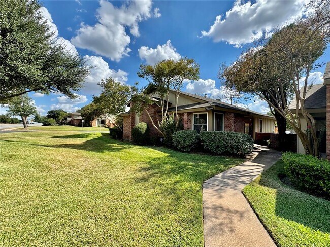 Primary Photo - 1423 W Braker Ln