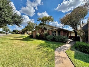 Building Photo - 1423 W Braker Ln