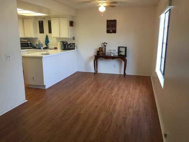 Building Photo - 602 Center St