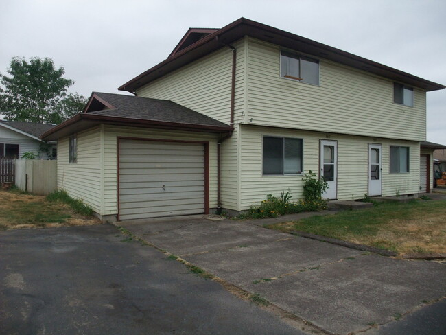 Building Photo - 2 Bedroom 1  1/2 Bath Unit Of  Duplex With A Garage In Albany