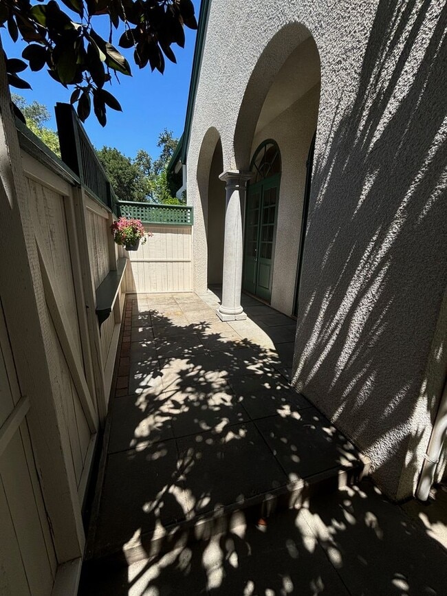 Building Photo - 2 Bedroom 1 Bathroom ADU in central Northeast Santa Rosa close to everything