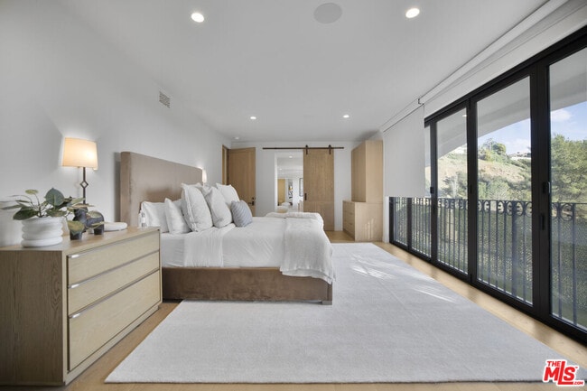 Building Photo - 7212 Mulholland Dr