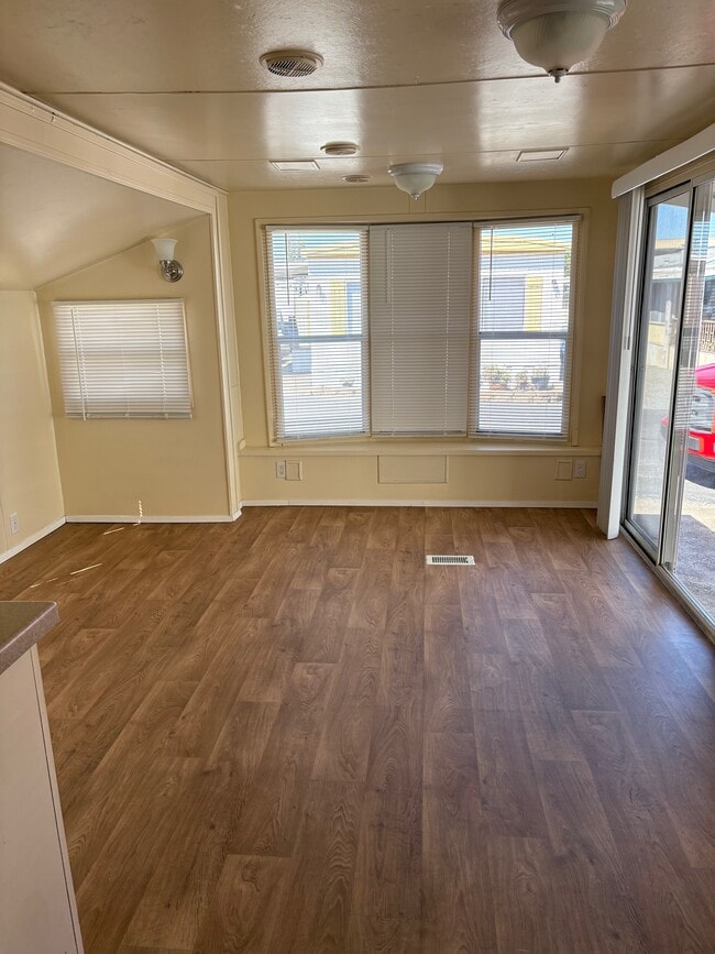 Building Photo - 12374 Mapleview St