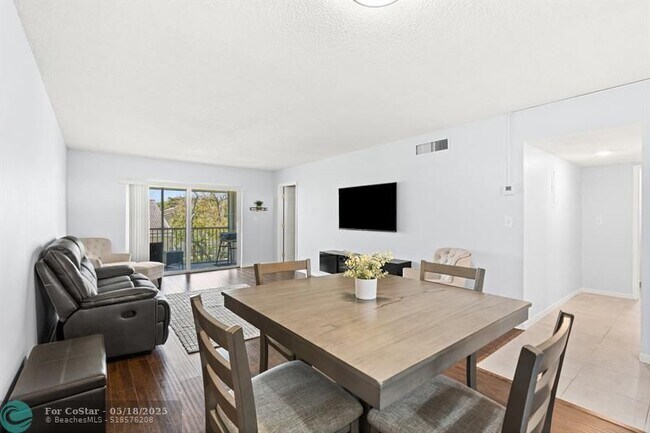 Building Photo - 2960 Riverside Dr